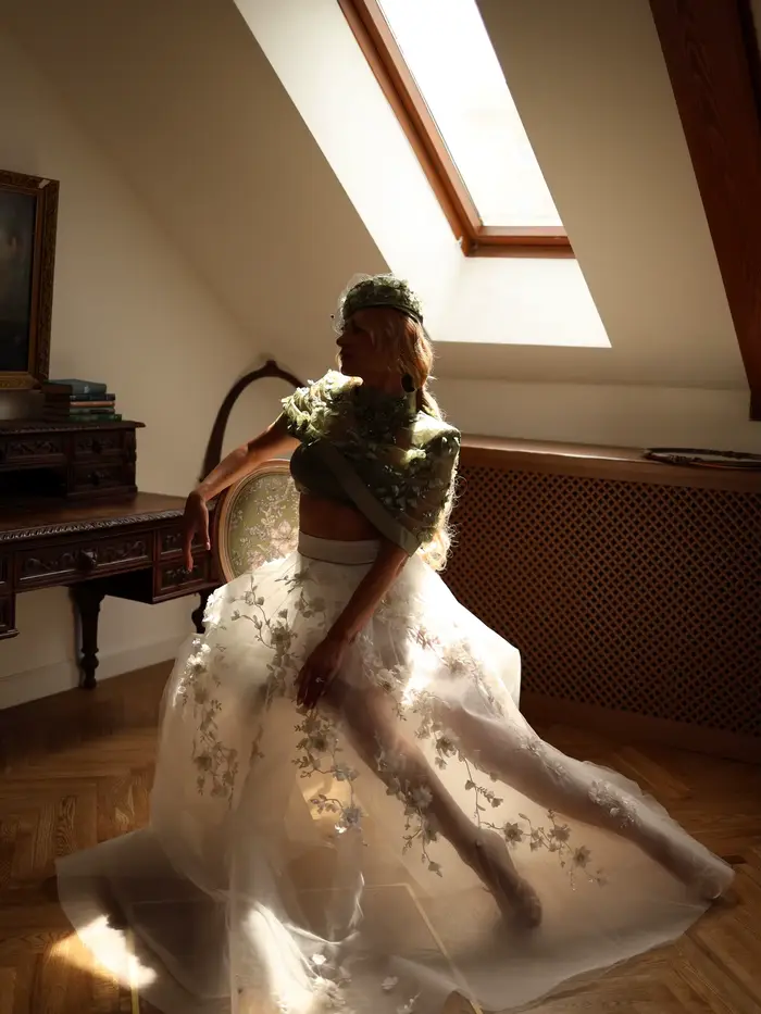 Jupe de mariée longue en tulle ivoire taille haute coupe trapèze avec appliques florales 3D en maille transparente