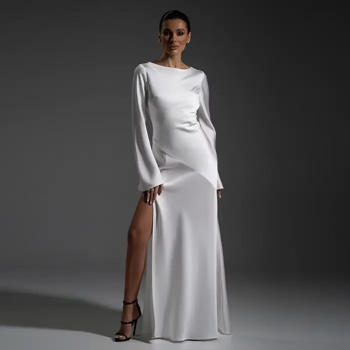 Robe de bal élégante en satin blanc avec fente haute
