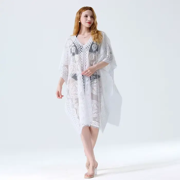 Robe de plage blanche en dentelle multifonctionnelle avec motif floral pour femmes, idéale pour les journées de plage et les soirées estivales