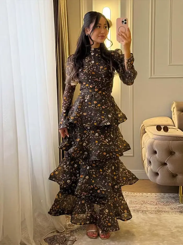 Robe de soirée imprimée pour femmes avec manches longues évasées, silhouette cintrée, lacets et volants en cascade pour occasions spéciales