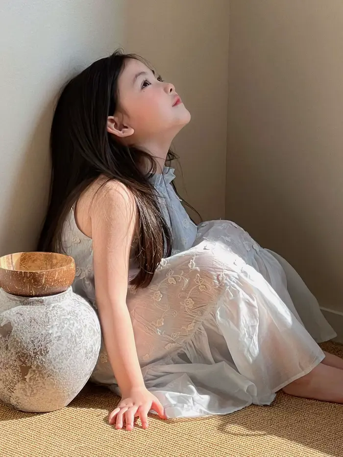 Robe longue blanche en jacquard à bretelles, nouvelle collection été 2026