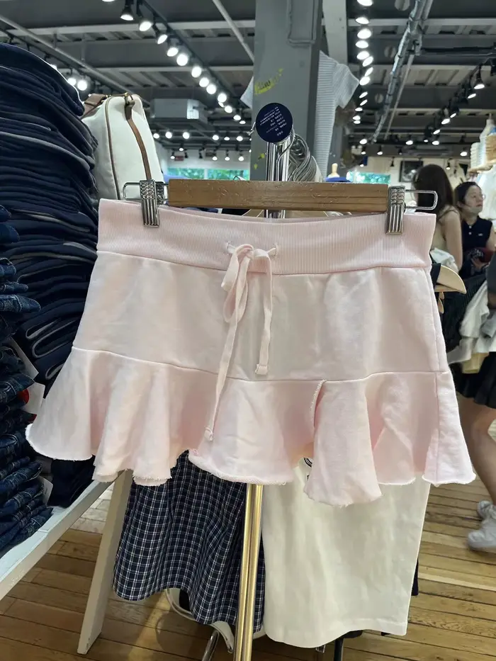 Mini-jupes roses à volants pour femme