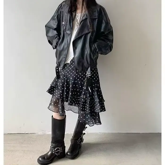 Jupe blanche à pois avec bord à volants, taille haute