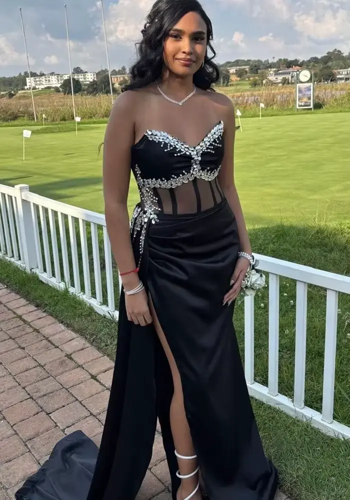 Robe de soirée noire élégante avec corsage orné et fente haute pour femmes occasions spéciales cocktail gala événements sur tapis rouge