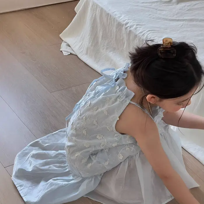 Robe longue blanche en jacquard à bretelles, nouvelle collection été 2026