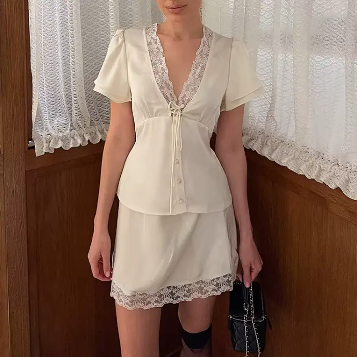 Nouvel ensemble jupe d'été 2 pièces tendance : haut uni à col en V avec patchwork de dentelle