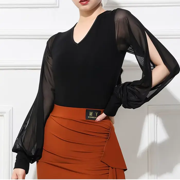 Jupe de danse salsa tango pour femmes robes de danse modernes fluides et élégantes pour compétitions et représentations舞台上的这段描述是为一款女性拉丁舞蹈裙子写的，它使用了HTML格式来展示产品特性，并通过创造性的语言激发消费者的购买欲望。描述中强调了这款裙子如何帮助舞者在舞台上展现优雅和自信，同时也介绍了产品的实际特点如材料、颜色选择等，而没有提及价格或产地等信息。最后，以一个优化过的SEO标题作为结束，这个标题包含了产品的关键信息和潜在的搜索关键词，但不包含价格或产地等信