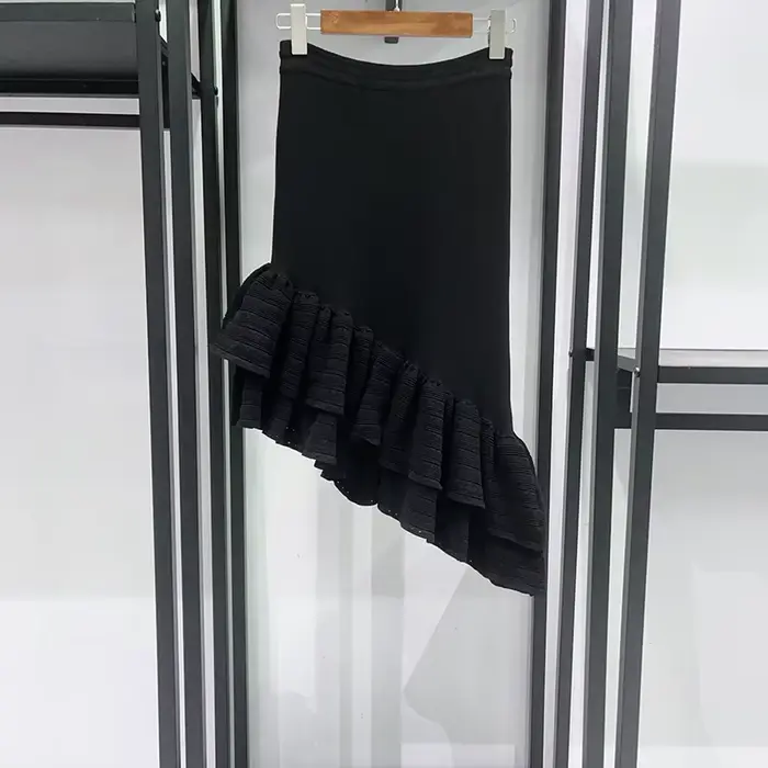 Jupe asymétrique à volants irréguliers pour femme ou gilet en maille ajusté à col en U avec garniture florale tridimensionnelle Printemps-Été 2026