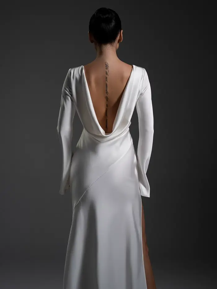 Robe de bal élégante en satin blanc avec fente haute