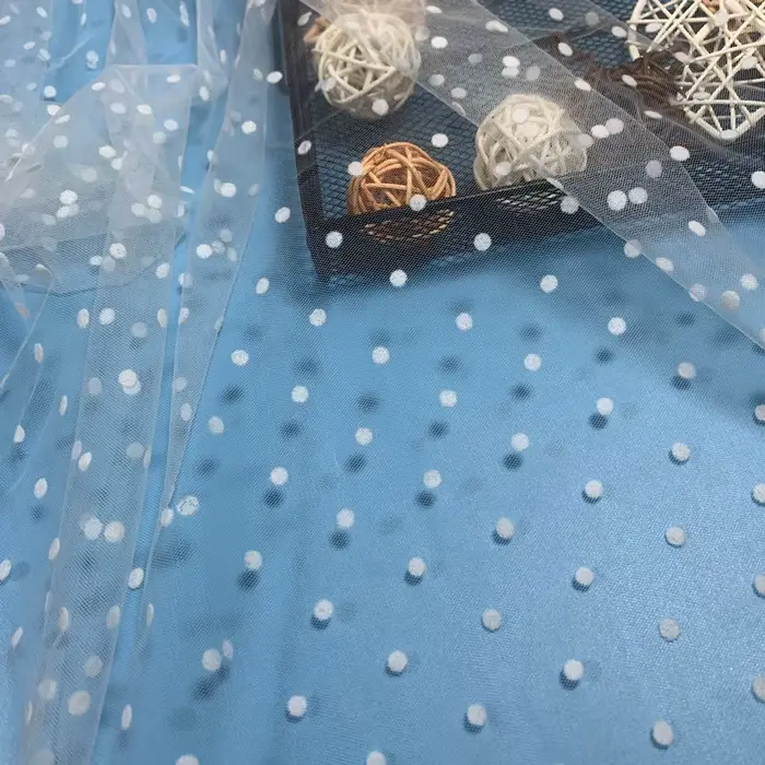 Tissu en tulle floqué à pois