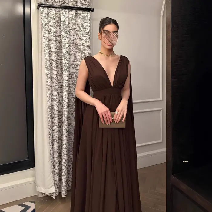 Robe élégante en mousseline de soie rouge sans manches avec dos nu et col en V profond pour mariage et autres occasions formelles ```