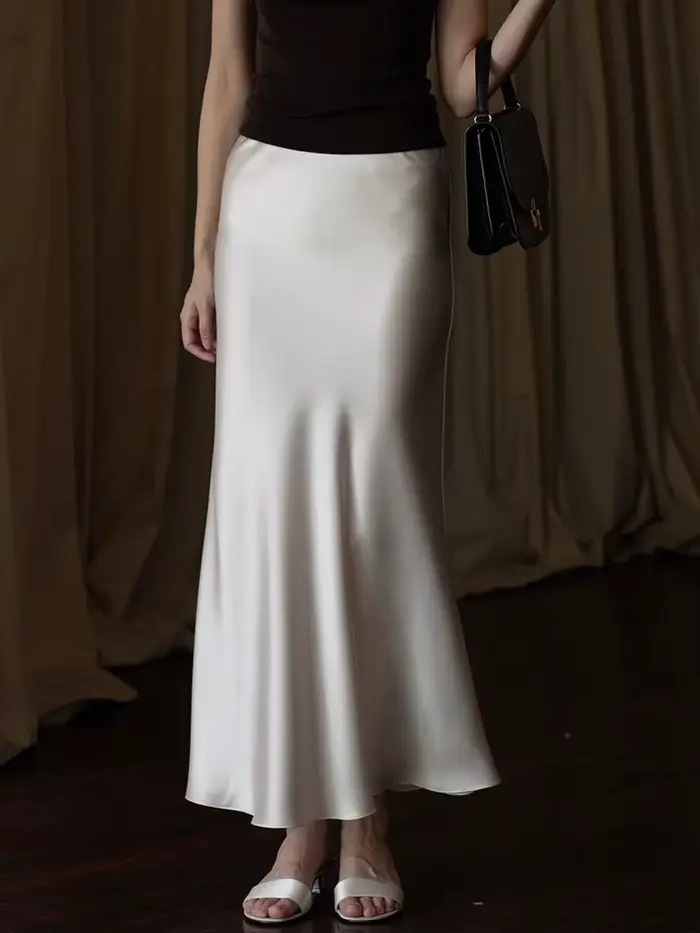 Jupe élégante en satin noir pour femme