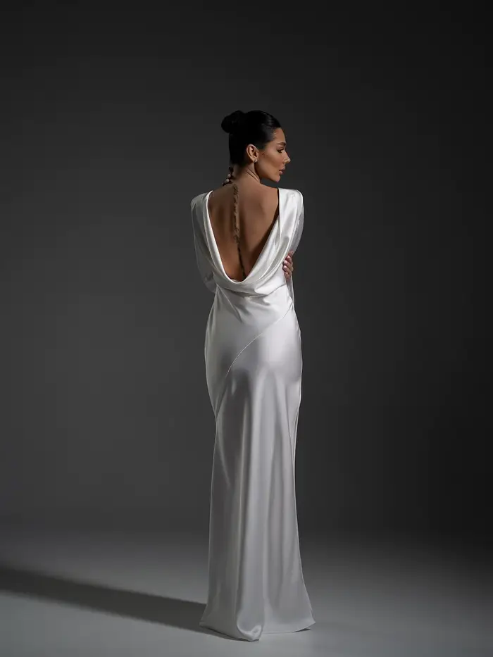 Robe de bal élégante en satin blanc avec fente haute