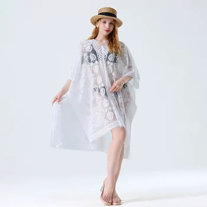 Robe de plage blanche en dentelle multifonctionnelle avec motif floral pour femmes, idéale pour les journées de plage et les soirées estivales