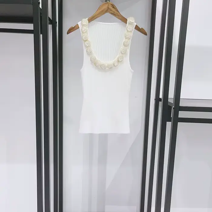 Jupe asymétrique à volants irréguliers pour femme ou gilet en maille ajusté à col en U avec garniture florale tridimensionnelle Printemps-Été 2026