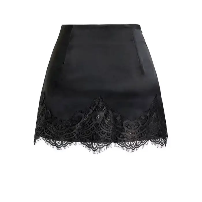 Jupe simple unie à bordure en dentelle, coupe trapèze irrégulière, courte et ajustée, en satin de so
