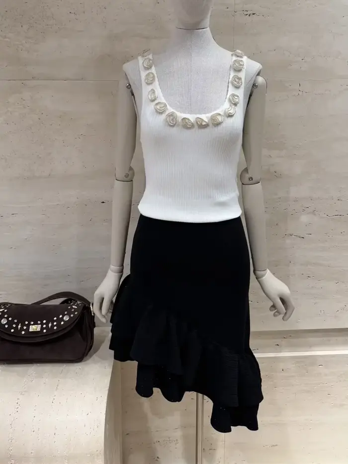Jupe asymétrique à volants irréguliers pour femme ou gilet en maille ajusté à col en U avec garniture florale tridimensionnelle Printemps-Été 2026