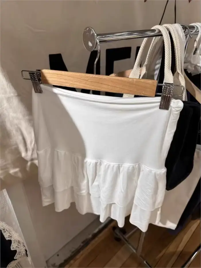 Mini-jupes blanches à volants étagés pour femmes