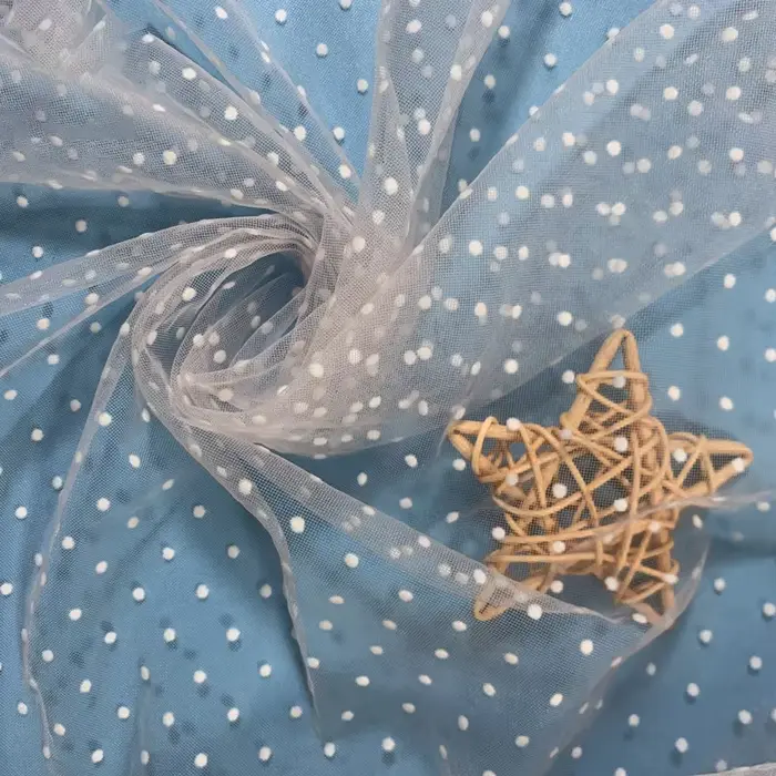 Tissu en tulle floqué à pois