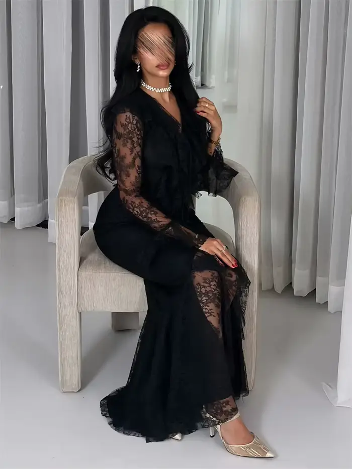 Robe de soirée sur mesure en dentelle noire à manches longues