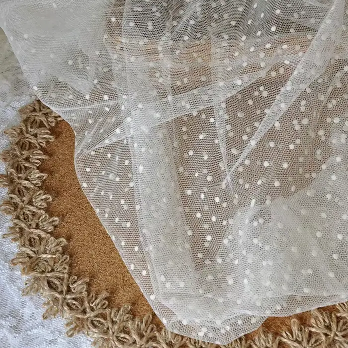Tissu en tulle floqué à pois