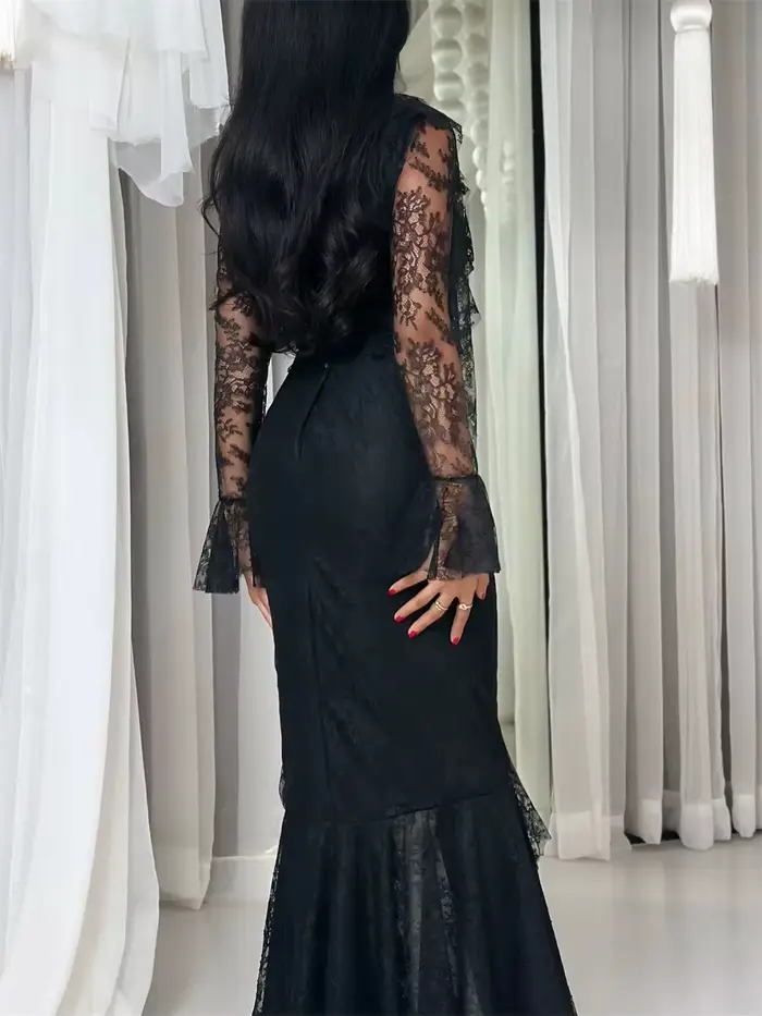 Robe de soirée sur mesure en dentelle noire à manches longues