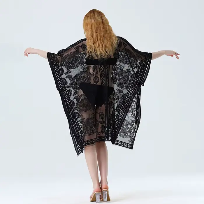 Robe de plage blanche en dentelle multifonctionnelle avec motif floral pour femmes, idéale pour les journées de plage et les soirées estivales
