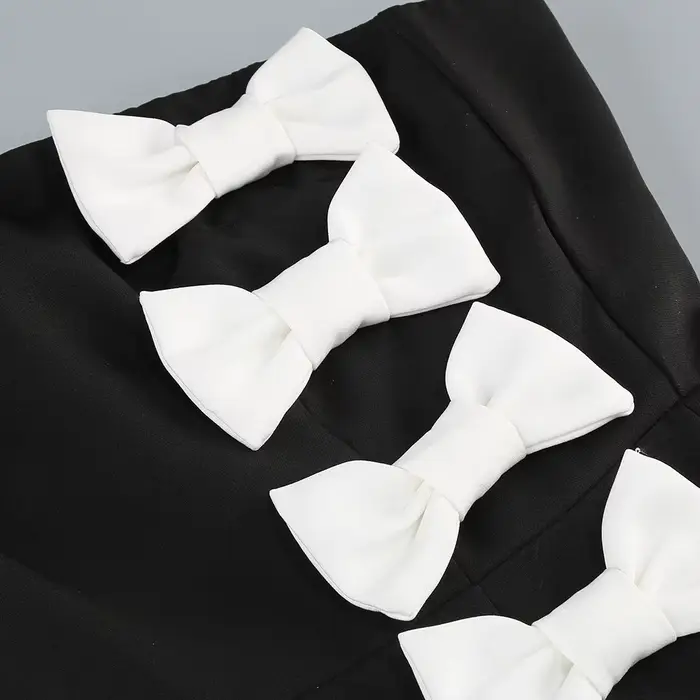 Robes de soirée chics noires sans bretelles avec détail de nœud blanc – Robe