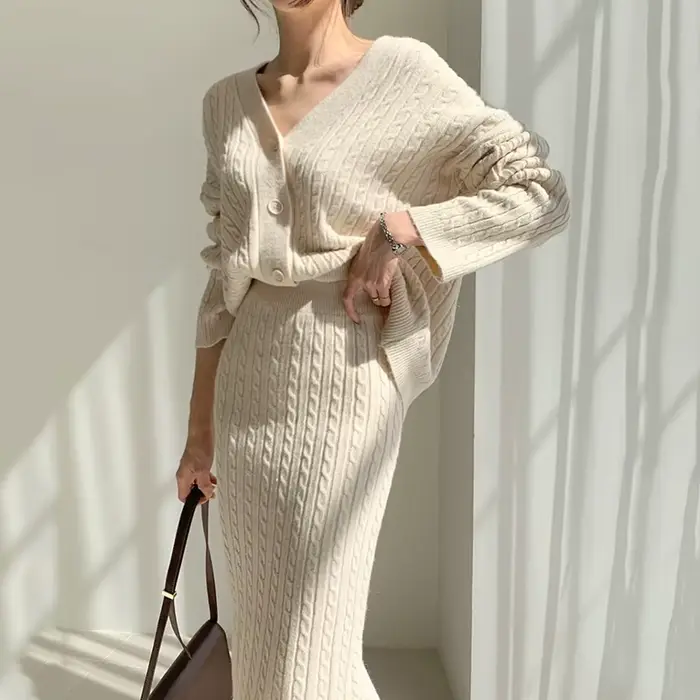 Ensemble 2 pièces jupe tricotée aux genoux pour femme pull élégant à col en V couleur unie jupe taille haute hanches mode automne hiver