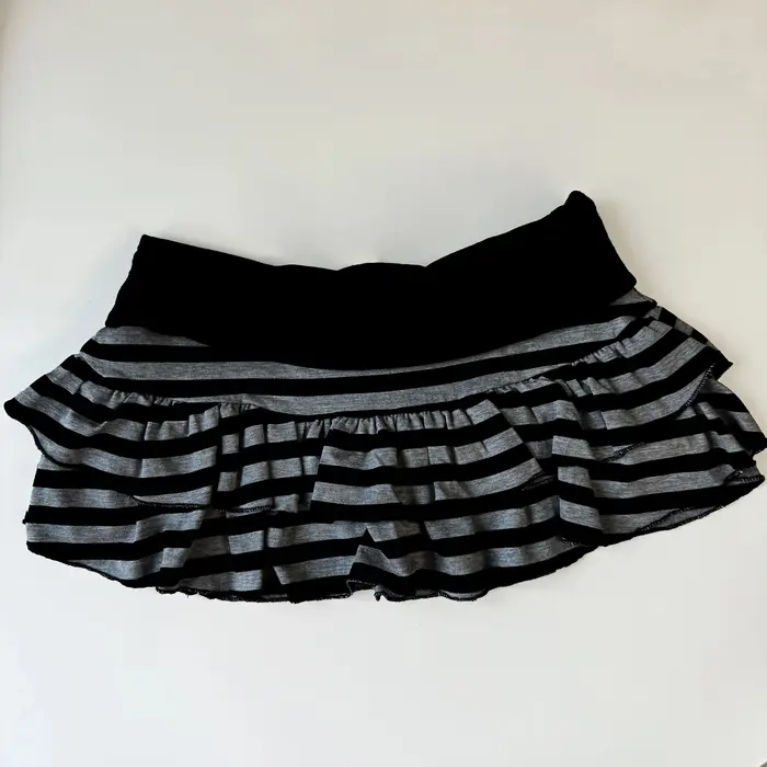 Nouvelle collection été 2026 : Mini-jupe Y2K grunge rayée noire et grise à volants, taille haute éla