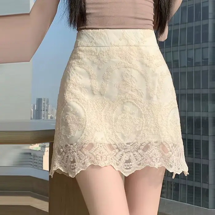 Jupe courte en dentelle moulante taille haute en maille coupe trapèze, Nouvelle collection été 2026