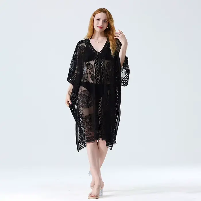 Robe de plage blanche en dentelle multifonctionnelle avec motif floral pour femmes, idéale pour les journées de plage et les soirées estivales