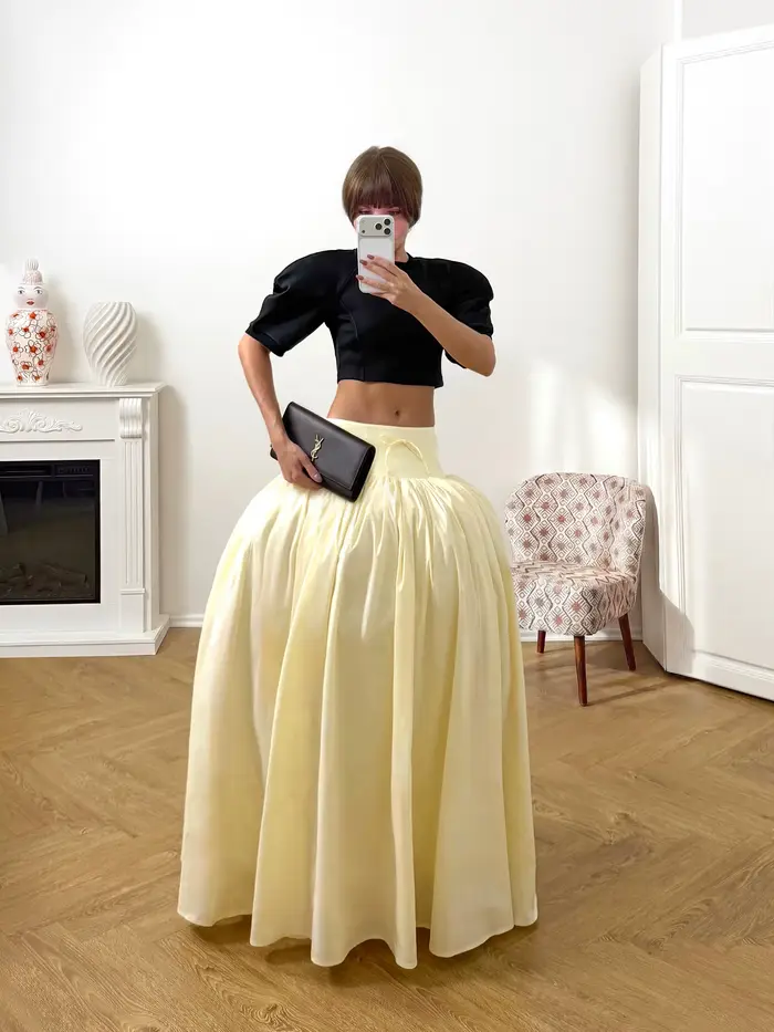 Jupe longue en satin jaune pâle pour femme