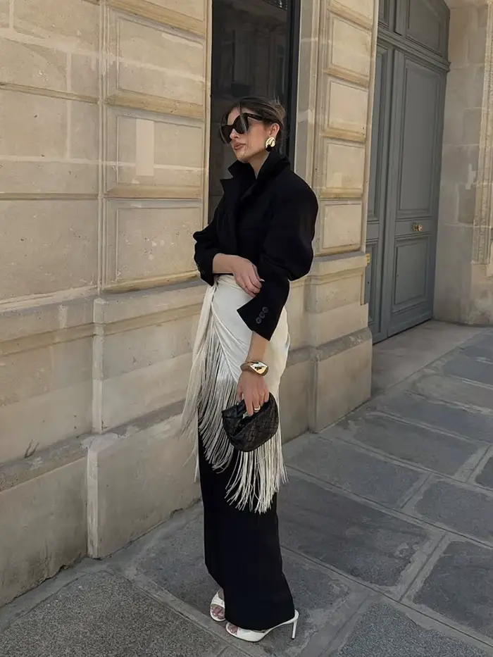 Jupe courte beige à franges style bohème taille nouée élégante pour femme occasions spéciales polyvalente chic décontractée idéale pour les fêtes et les vacances