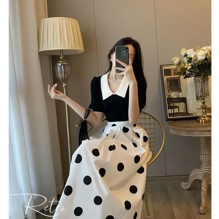 Jupe à pois et haut à manches bulles