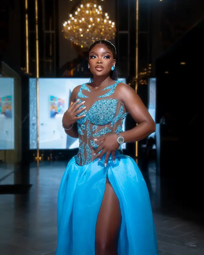 Jupe longue bleue de luxe à fente haute avec détail de taille florale