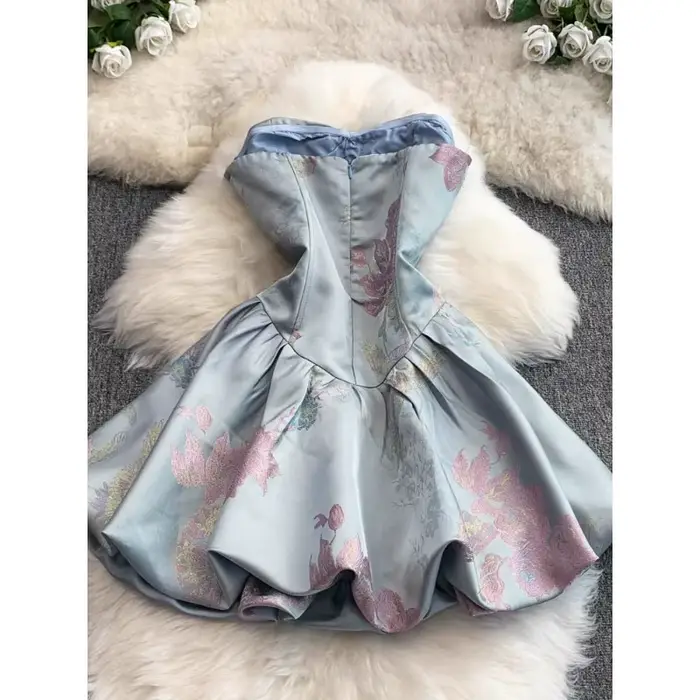 Mini robe d'été française en ligne cour avec détail corset et jupe à volants
