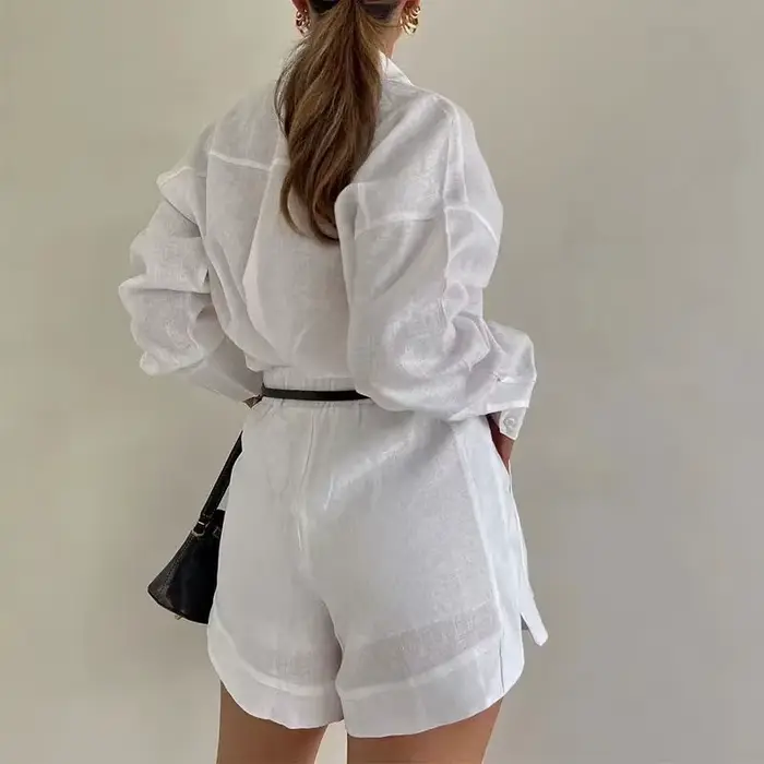 Ensemble court décontracté pour femmes avec haut boutonné et shorts, idéal pour l'été, confortable et élégant pour des sorties, pique-niques et occasions spéciales