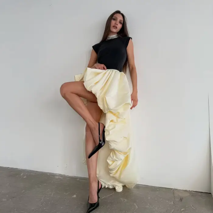 Jupes asymétriques en satin jaune clair pour femmes