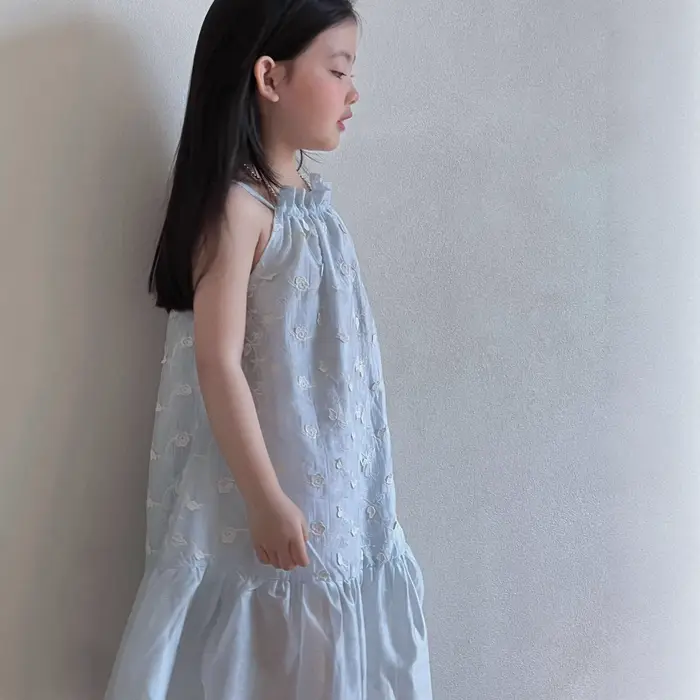Robe longue blanche en jacquard à bretelles, nouvelle collection été 2026