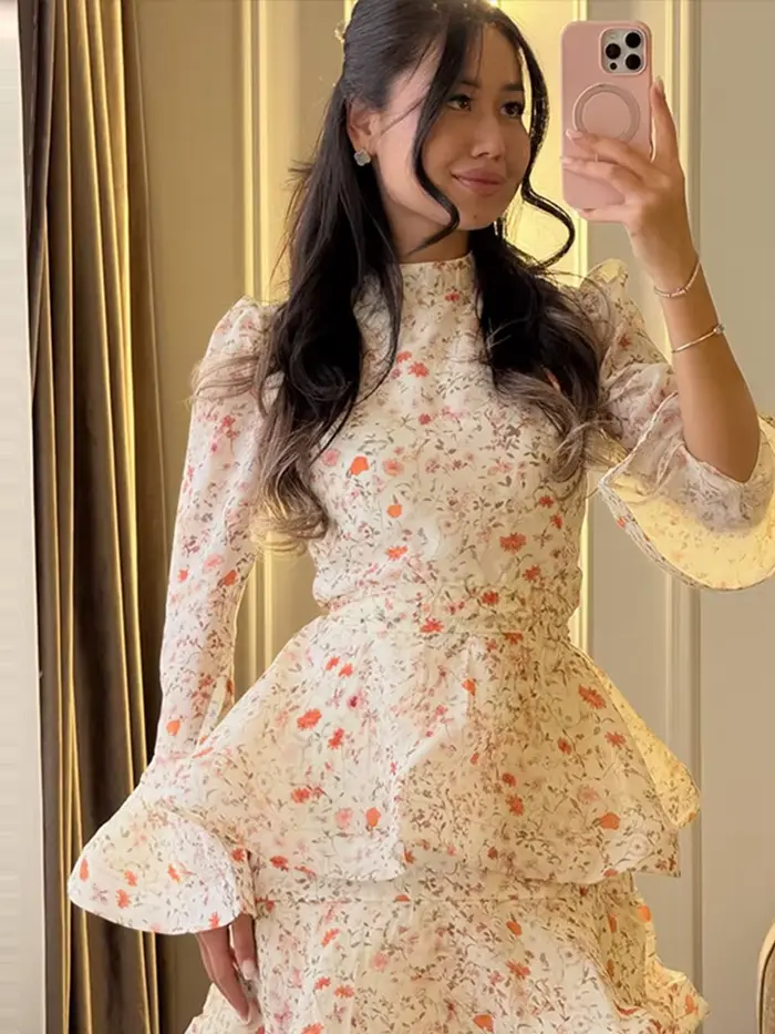 Robe de soirée imprimée pour femmes avec manches longues évasées, silhouette cintrée, lacets et volants en cascade pour occasions spéciales