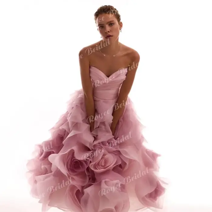 Robe de bal chic sans bretelles coupe trapèze 2026 avec corset orné et volants