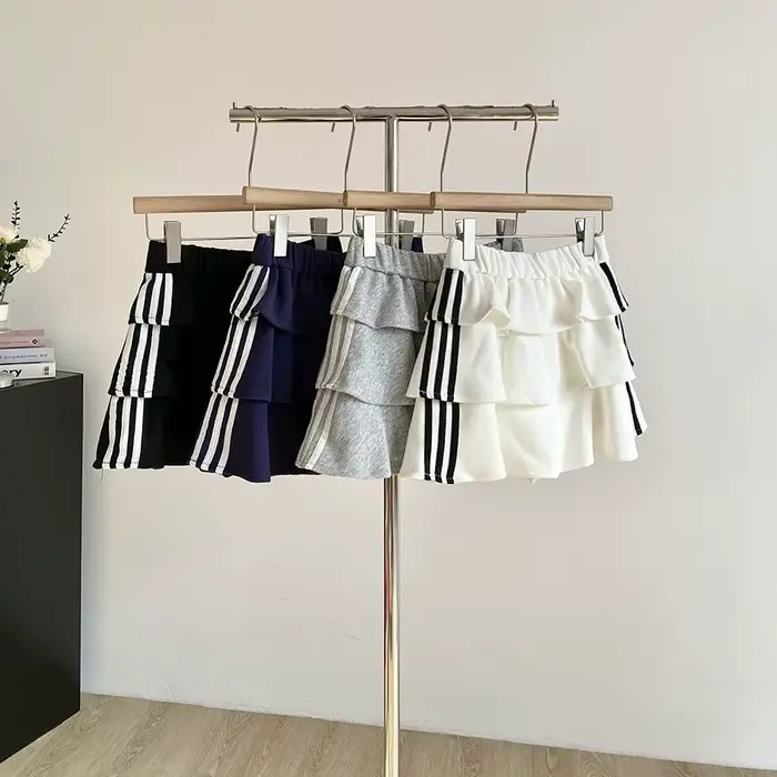 Jupe courte rayée douce polyester été 2026 anti-exposition bouffante ajustement parfait femmes occasions spéciales
