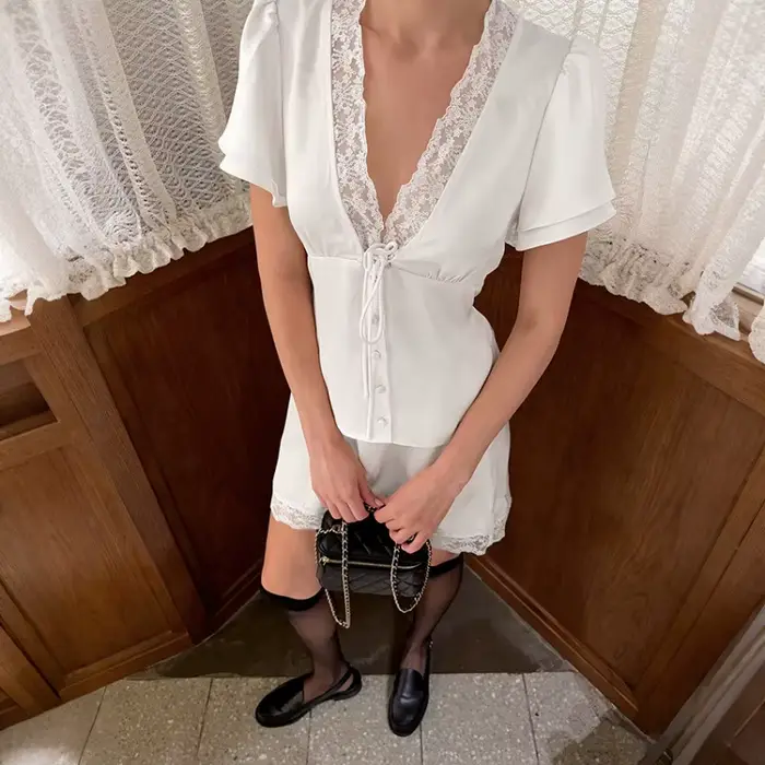 Nouvel ensemble jupe d'été 2 pièces tendance : haut uni à col en V avec patchwork de dentelle