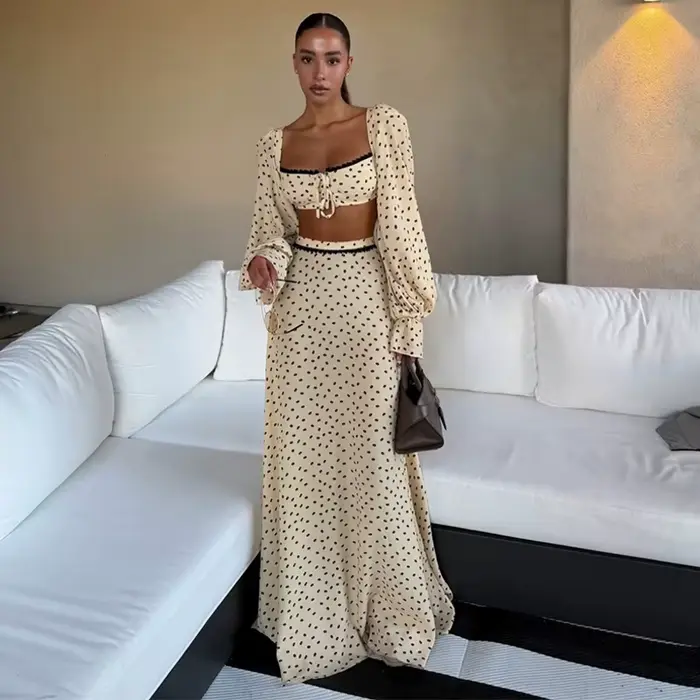 Ensemble jupe à pois, haut court à col carré en dentelle et manches lanternes, jupes droites, tenue 