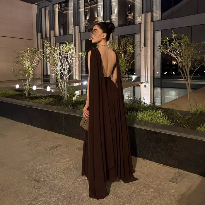 Robe élégante en mousseline de soie rouge sans manches avec dos nu et col en V profond pour mariage et autres occasions formelles ```