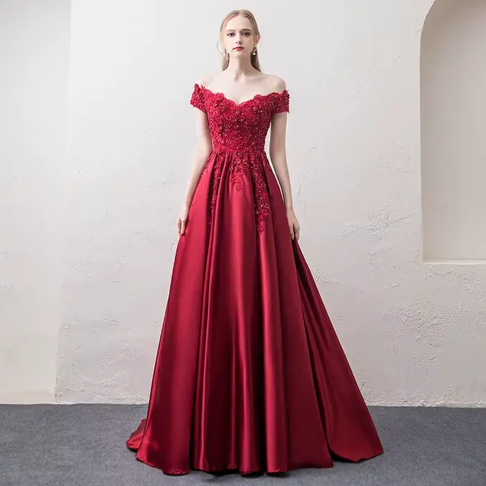 Robe de soirée longue en satin bordeaux