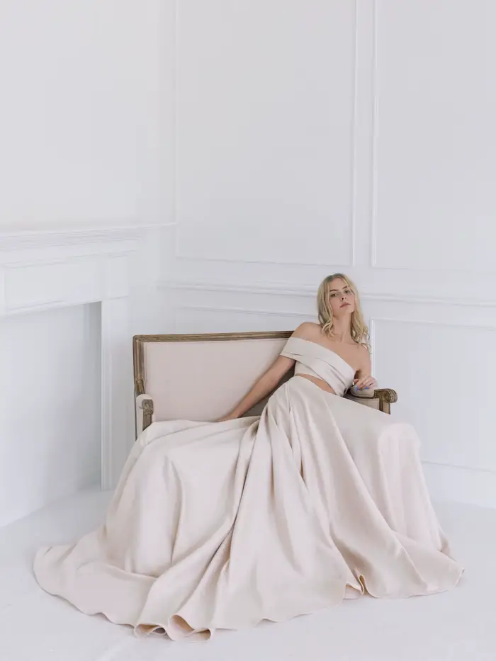 Jupe longue de soirée élégante en satin beige de luxe avec poches