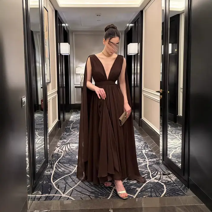 Robe élégante en mousseline de soie rouge sans manches avec dos nu et col en V profond pour mariage et autres occasions formelles ```