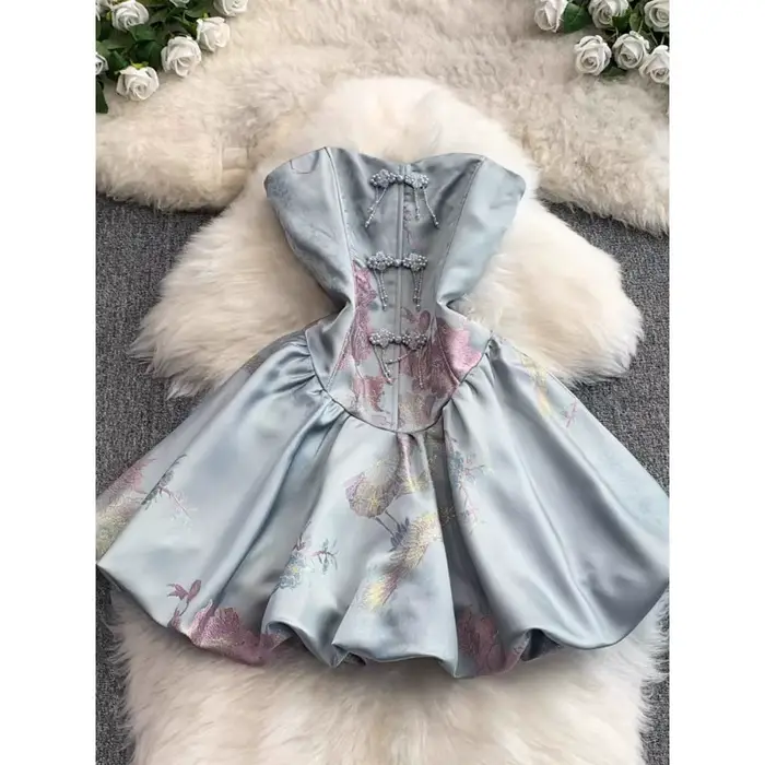 Mini robe d'été française en ligne cour avec détail corset et jupe à volants